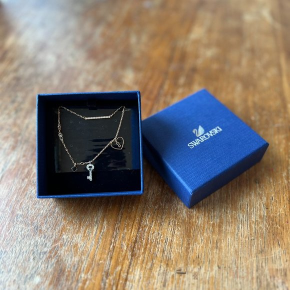 Swarovski Glowing Necklace Oval Key Set // Like New!! - Picture 1 of 5